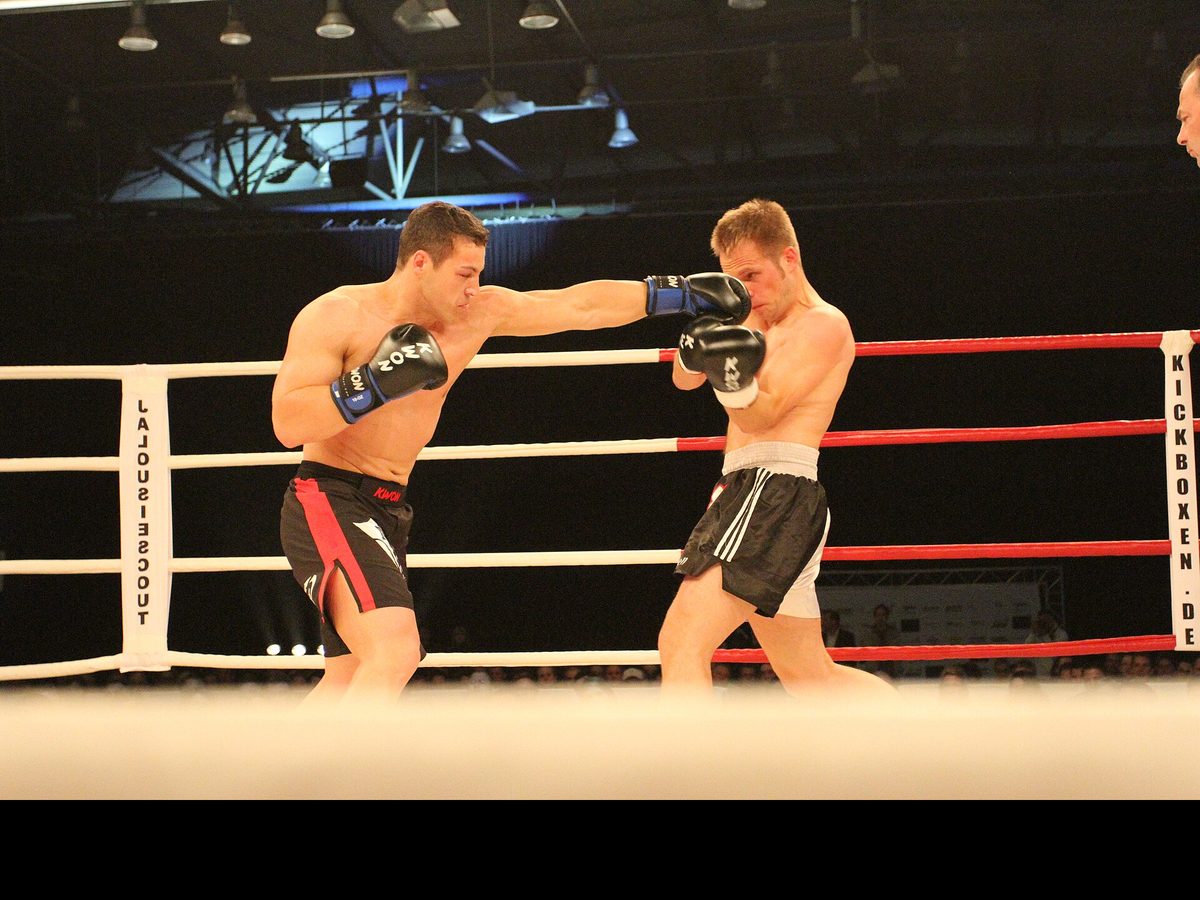 踢拳比賽中一記直拳被格擋 · A jab being blocked in a kickboxing bout